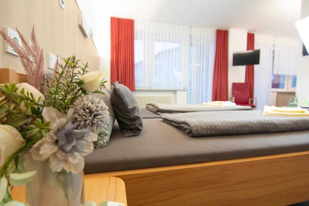 Postel nebo postele na pokoji v ubytování Green Night Hotel