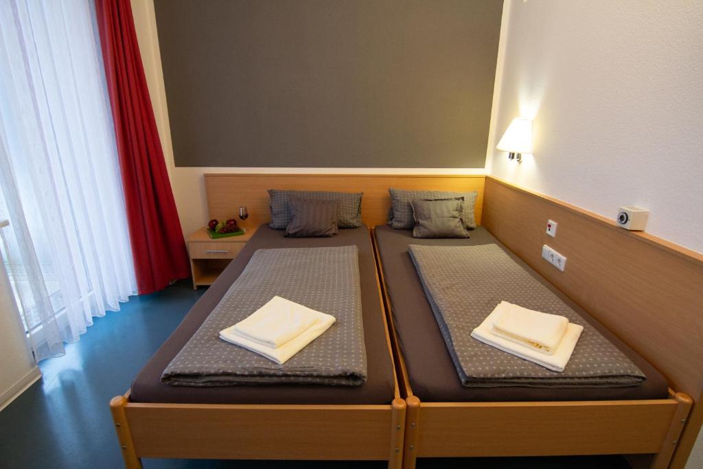 Postel nebo postele na pokoji v ubytování Green Night Hotel