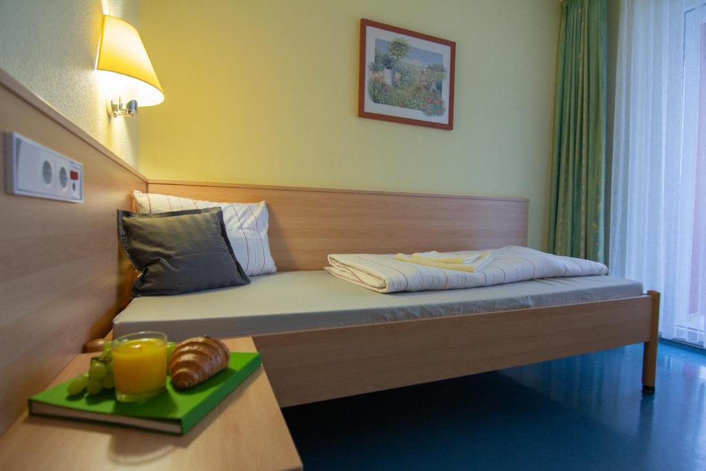 Postel nebo postele na pokoji v ubytování Green Night Hotel