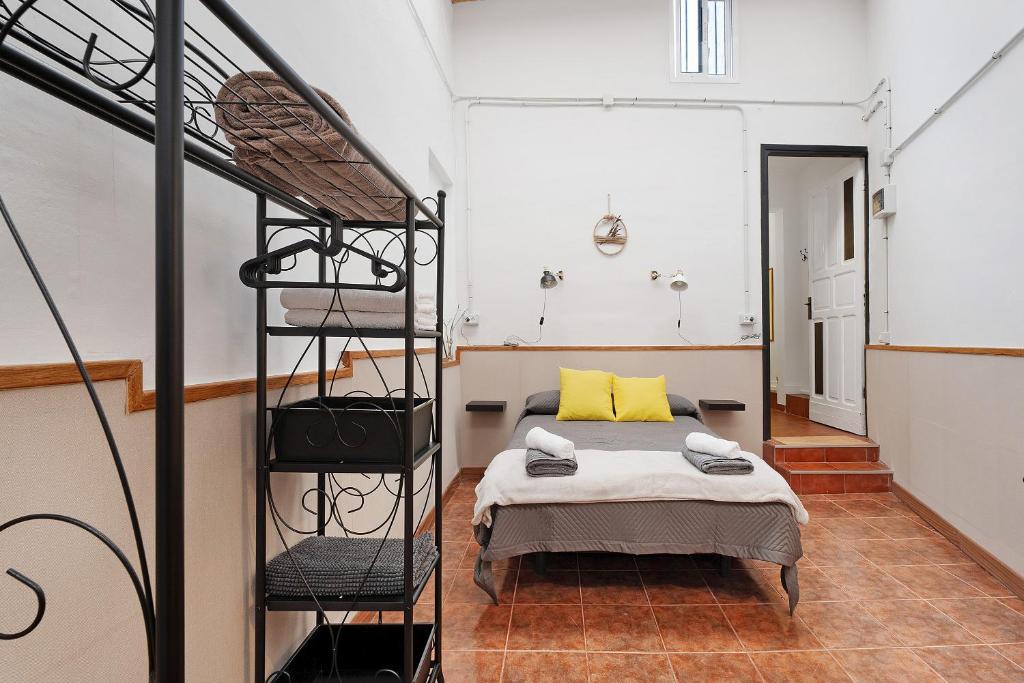 een slaapkamer met een bed en een wenteltrap bij Casa Ubalda in Santa Cruz de Tenerife
