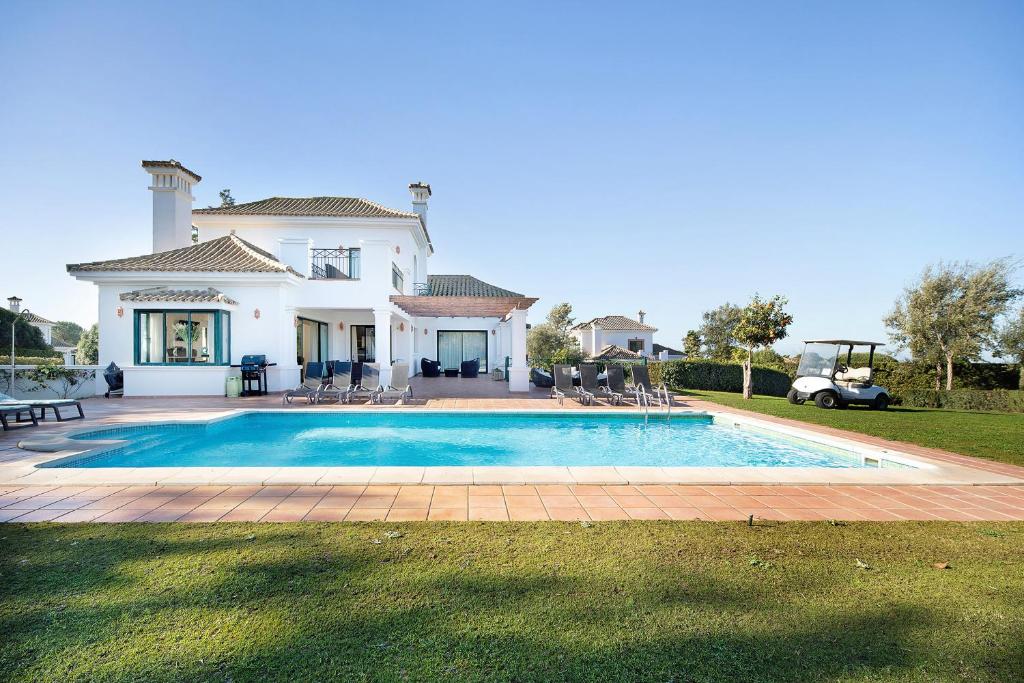 阿爾科斯－德拉弗龍特拉的住宿－Arcos golf Jacaranda 5 dormitorios，庭院中带游泳池的房子