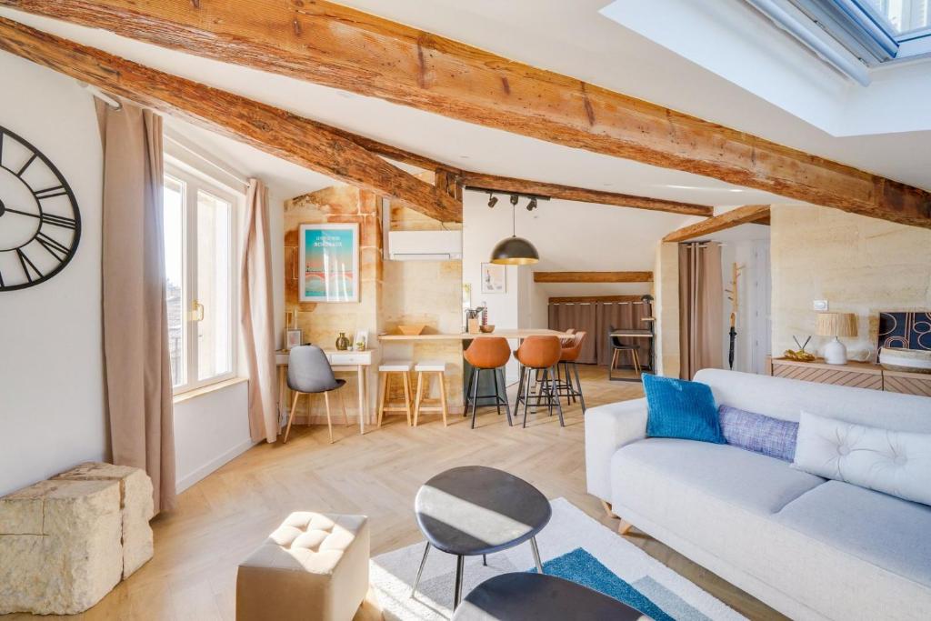 un salon avec un canapé et une table dans l'établissement Nice renovated apartment Bordeaux, à Bordeaux