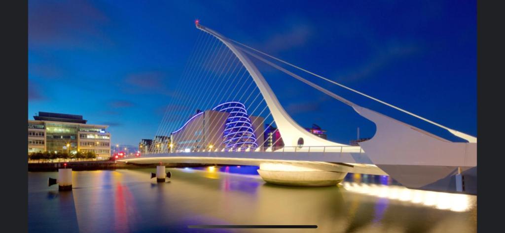 Modern Dublin City Centre في دبلن: جسر فوق الماء مع مبنى في الخلف