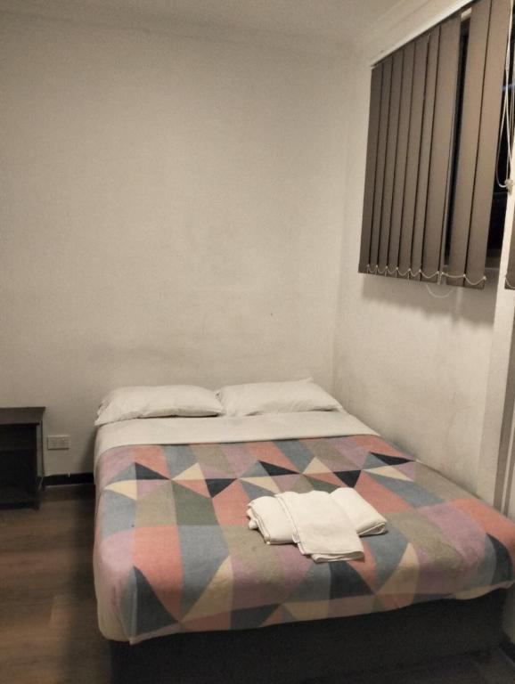 Postel nebo postele na pokoji v ubytování cliffinn kangaroo point