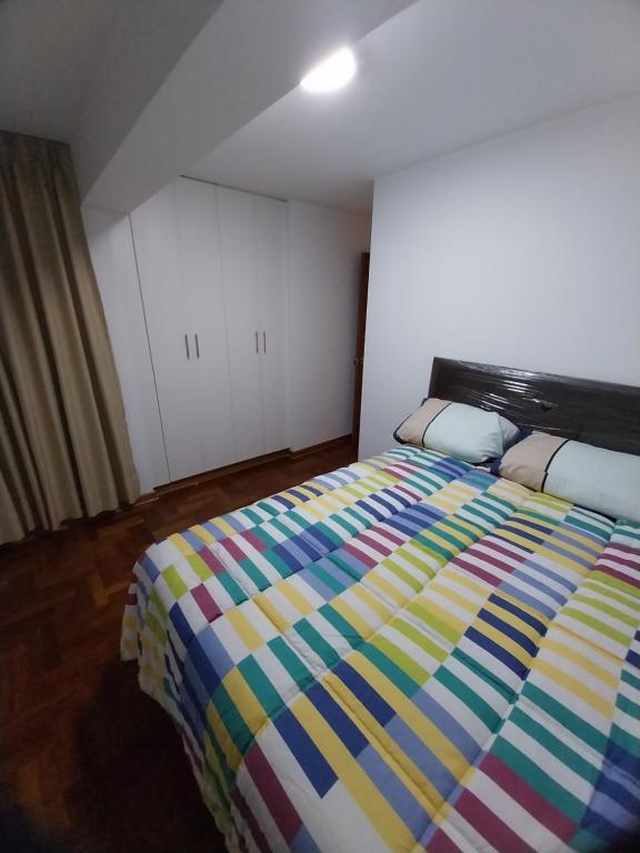 Tempat tidur dalam kamar di PARQUE RESIDENCIAL PUEBLO LIBRE