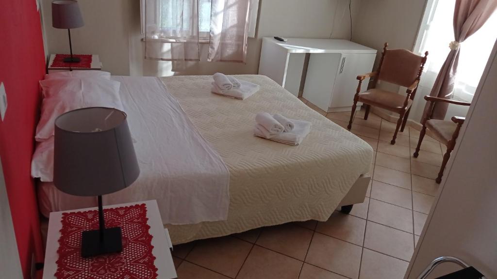 een slaapkamer met een bed met twee handdoeken erop bij B&B Toscana in Pisa