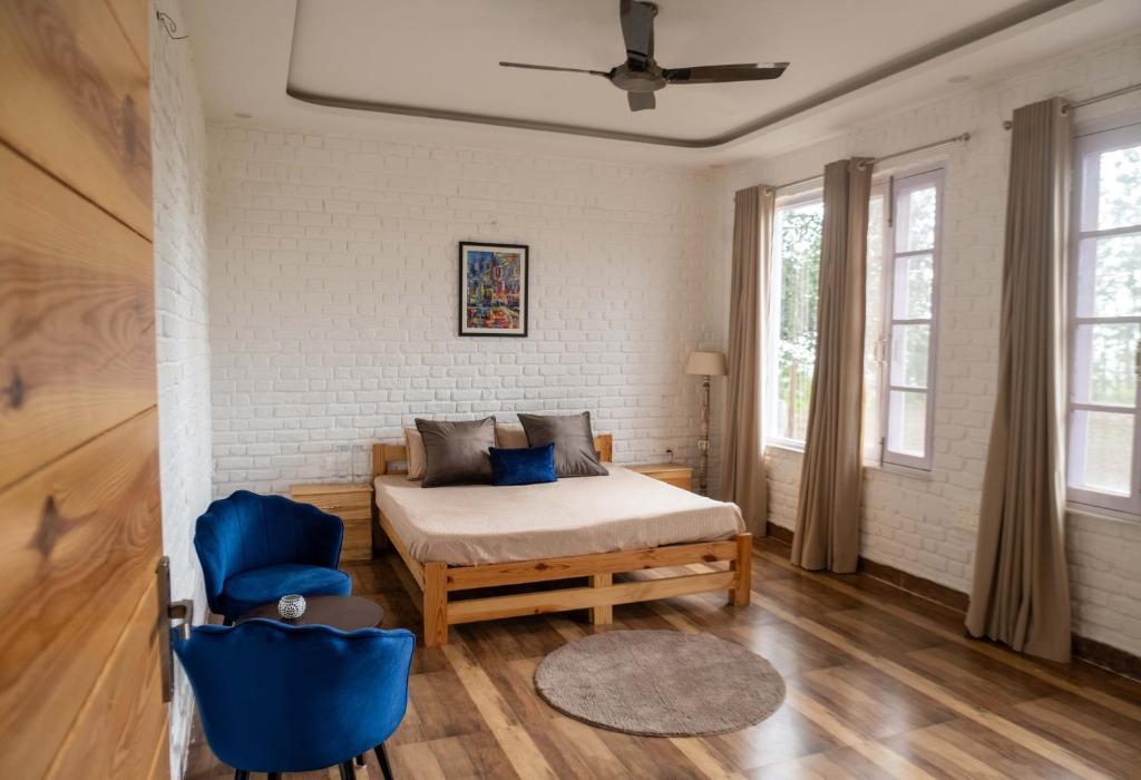 Schlafzimmer mit einem Bett und einem Deckenventilator in der Unterkunft Hibiscus in Kota Bāgh