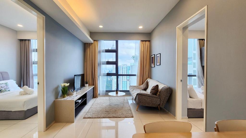 une chambre avec un lit, une chaise et une télévision dans l'établissement Skyline view in Bukit Bintang The Robertson 42f, à Kuala Lumpur