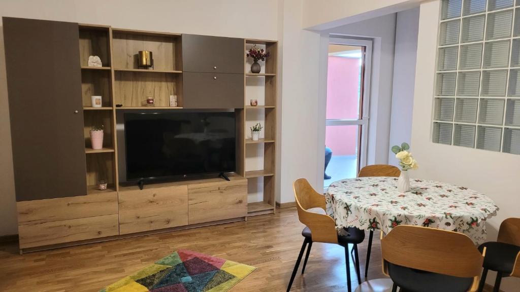 TV a/nebo společenská místnost v ubytování Yvett Studio-Fortuna Park