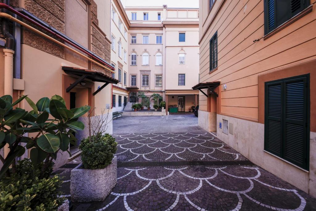 una calle vacía en una ciudad con edificios en Casa San Giuseppe en Roma