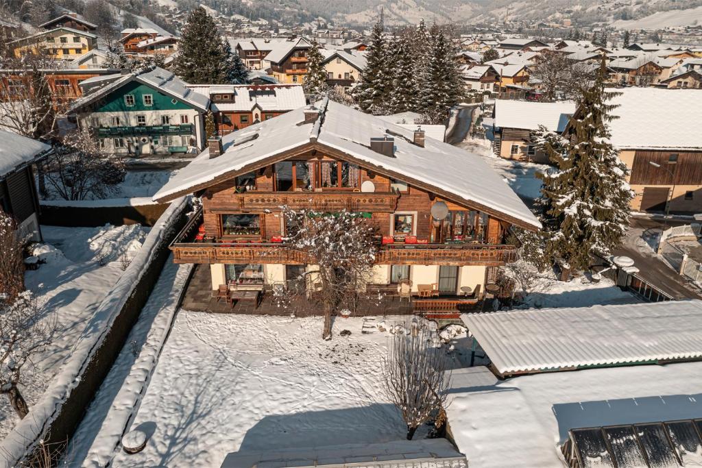 バート・ホーフガシュタインにあるAppartment Graukogel Blickの雪の家の空見