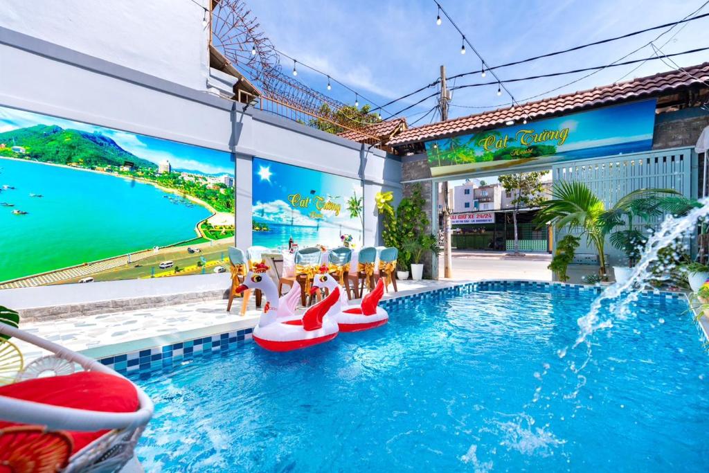 una piscina en un complejo con un tobogán de agua en Cát Tường Villa gần biển, en Vung Tau