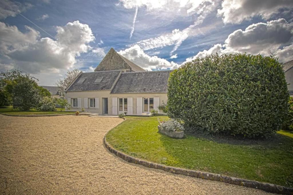 une maison avec un grand bush devant elle dans l'établissement La Potinière - Maison familiale, à Ryes
