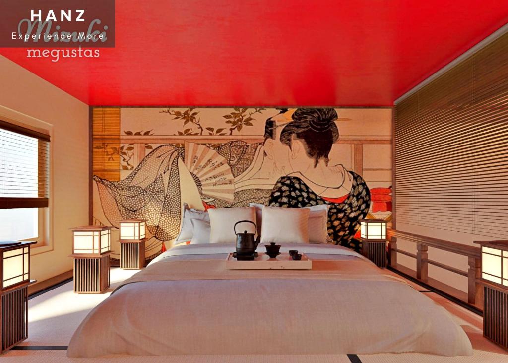 胡志明市的住宿－HANZ MeGusta Hotel Ben Thanh，卧室配有一张大床,墙上挂有绘画作品