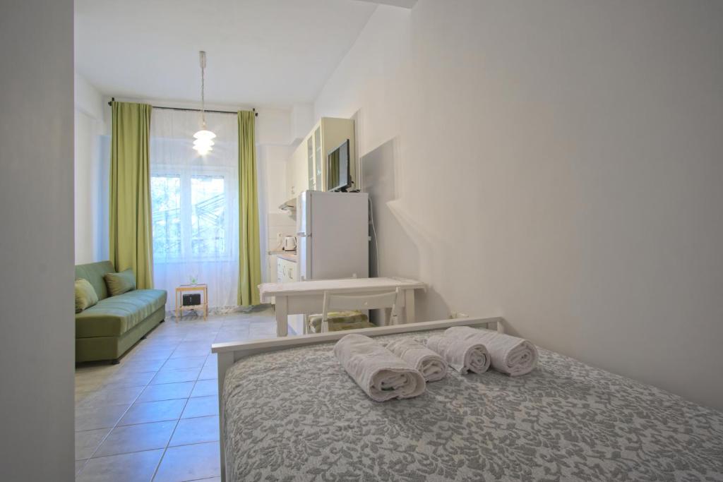 1 dormitorio con 1 cama con toallas en Andriana's studio, en Parga