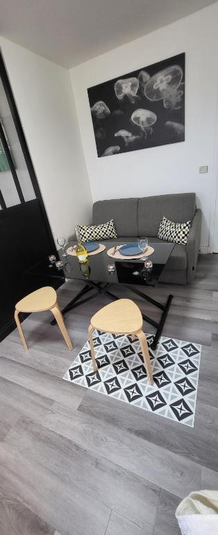 a living room with two chairs and a couch at LOGEMENT CLICHY in Clichy