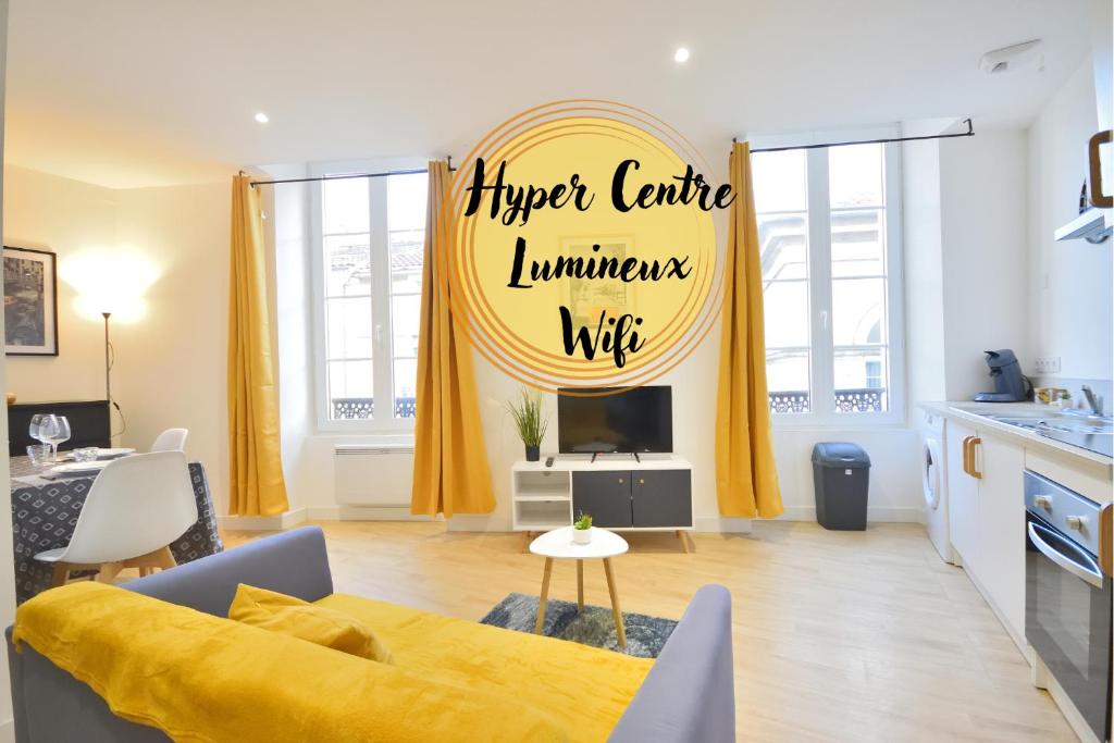 sala de estar con cortinas amarillas y sofá amarillo en Le Wlérick 5- Hyper centre - Au calme -Wifi, en Mont-de-Marsan