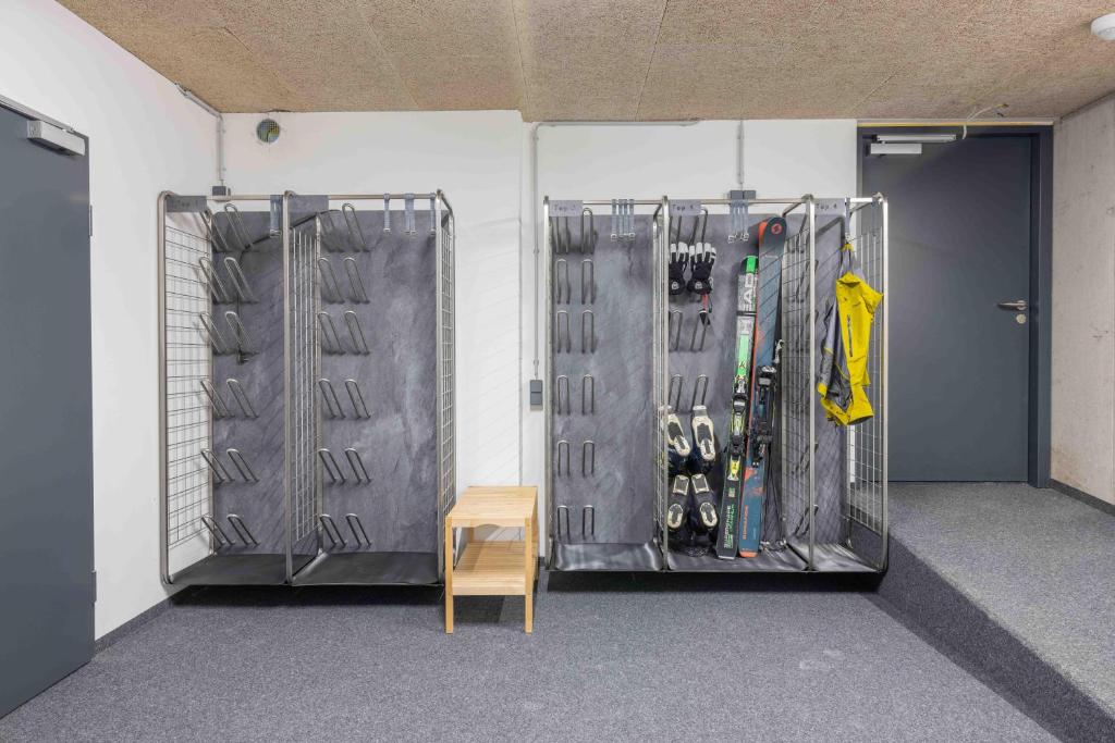 een kamer met twee schuifdeuren met schoenen bij Apartmenthaus A24 in Schruns