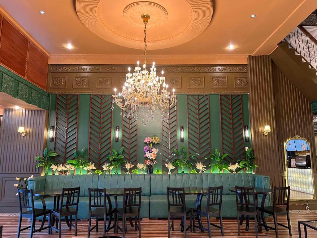 a dining room with a chandelier and a table and chairs at Clark CU Hotel in Angeles