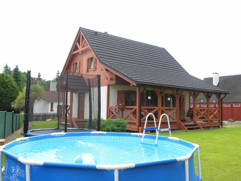 dom z basenem przed domem w obiekcie Santoczno Santohaus Dom Wakacyjny nr 7 w mieście Santoczno