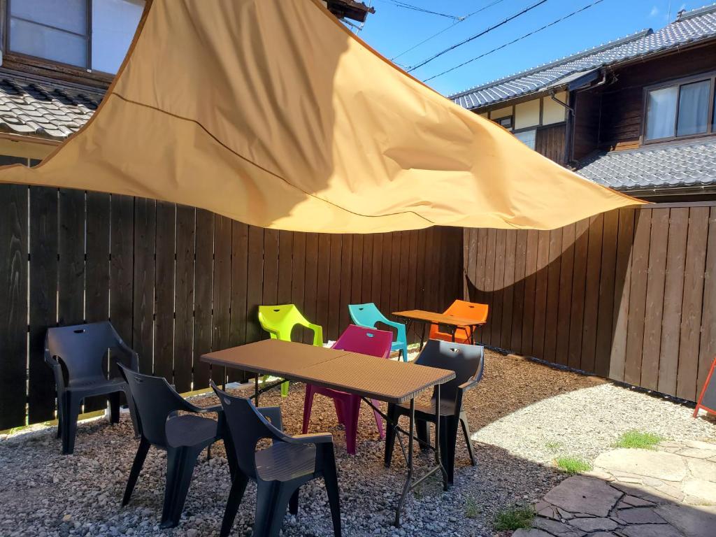 Patio nebo venkovní prostory v ubytování 鷹とあそべる海辺のカフェ&ゲストハウスことひ