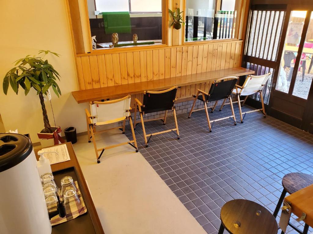 Posezení v ubytování 鷹とあそべる海辺のカフェ&ゲストハウスことひ