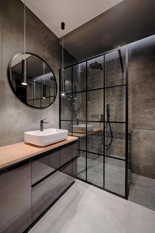 a bathroom with a sink and a shower at Nr 9 EUROPA22 Apartament bądź Hostel in Tomaszów Mazowiecki