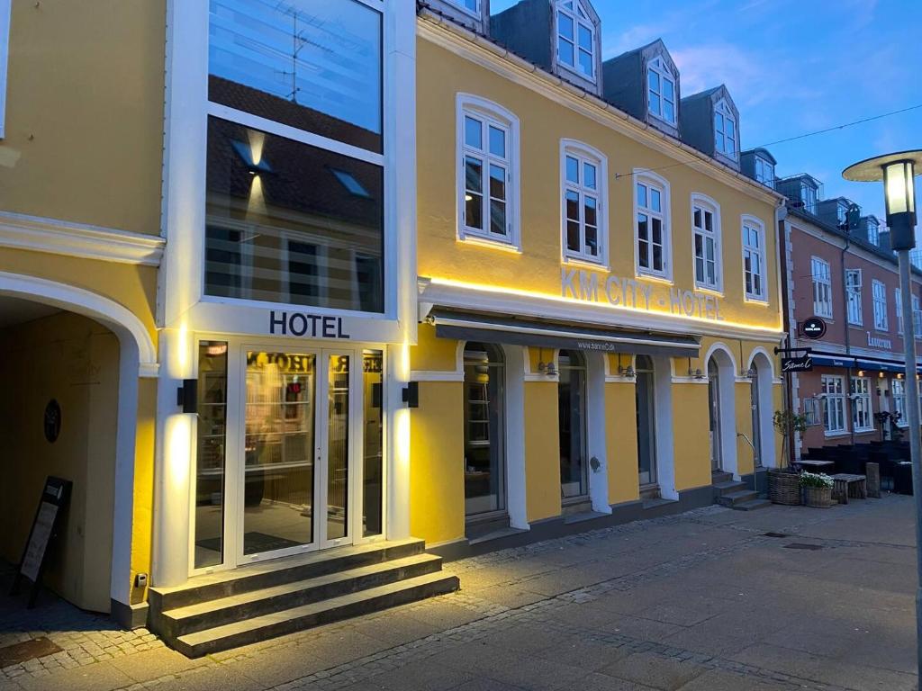 een gebouw met een hotel aan de straatkant bij Km City Room 1 On Pedestrian Street in Sæby