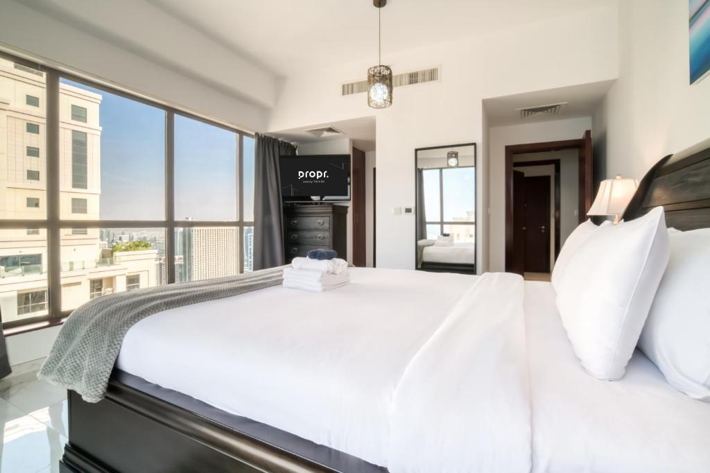 Postel nebo postele na pokoji v ubytování 300m From The Beach - JBR Apartment with Sea & Dubai Eye Views