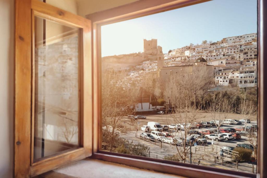 una finestra con vista su un parcheggio di Casa Cueva "EL PORCHE DEL JUCAR" ad Alcalá del Júcar