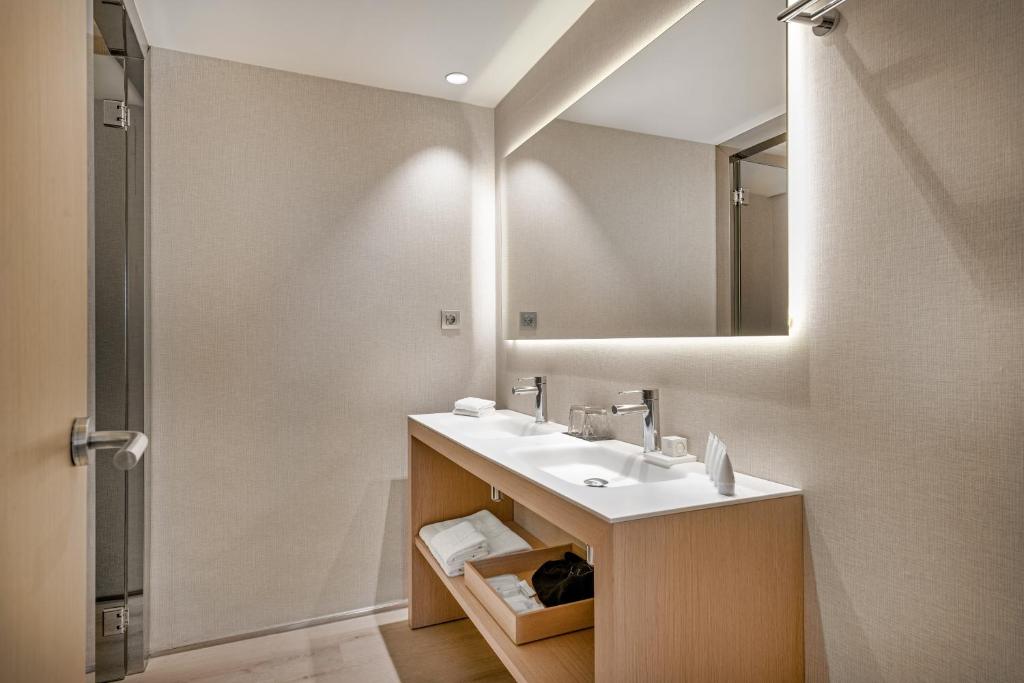 AC Hotel Victoria Suites by Marriott - Junior Suite King Premium Con Vista Strada