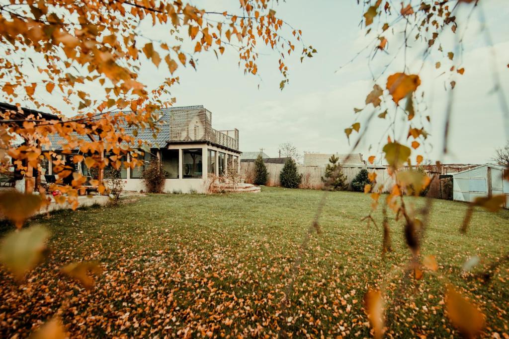 - une vue d'automne sur une cour avec une maison dans l'établissement Guesthouse 340, à Roman