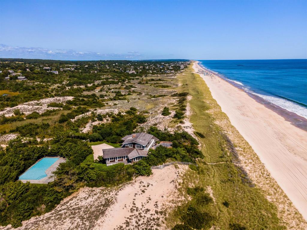 Recently refreshed Amagansett oceanfront villa, Amagansett (updated