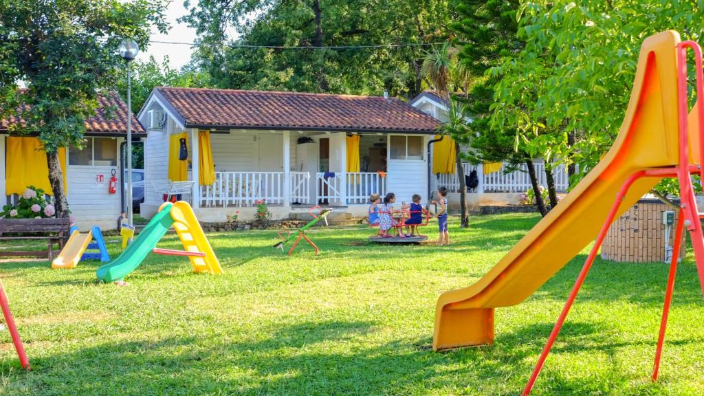 un grupo de niños jugando en un parque infantil en Villaggio Cilento Azzurro, en Villammare