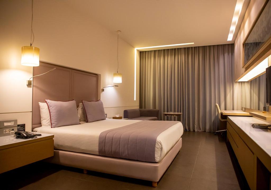 Postel nebo postele na pokoji v ubytování Saifi Suites Hotel