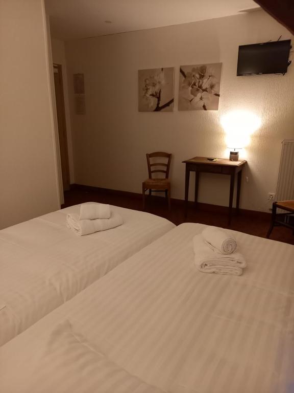 Postel nebo postele na pokoji v ubytování Hotel de la Halle