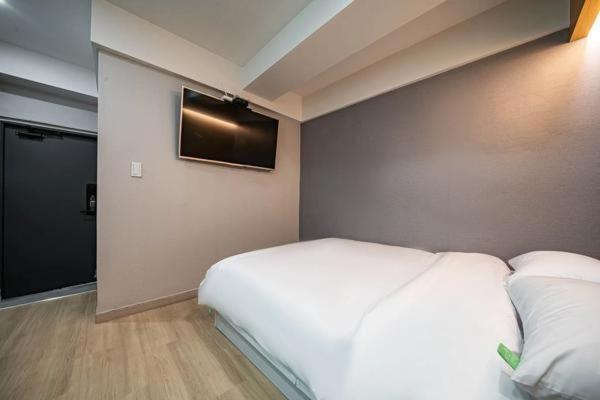 TV a/nebo společenská místnost v ubytování Lime Hotel