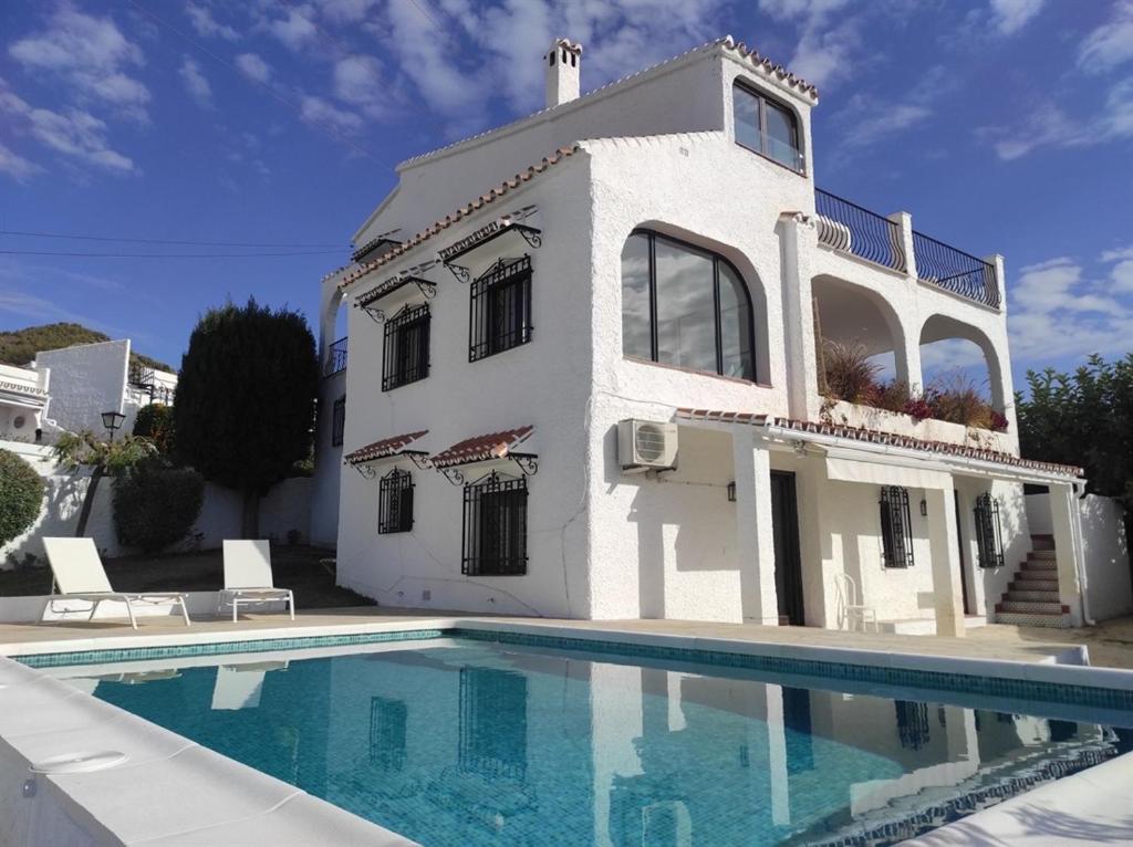 Bazén v ubytování Villa Little Castle Sea&Mountain - villa vistas al mar y piscina privada en Capistrano Village urbanización, Nerja nebo v jeho okolí