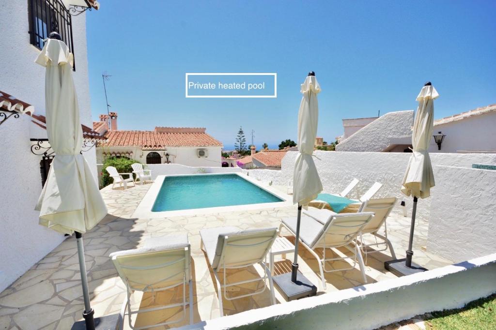Bazén v ubytování Villa Little Castle Sea&Mountain - villa vistas al mar y piscina privada en Capistrano Village urbanización, Nerja nebo v jeho okolí