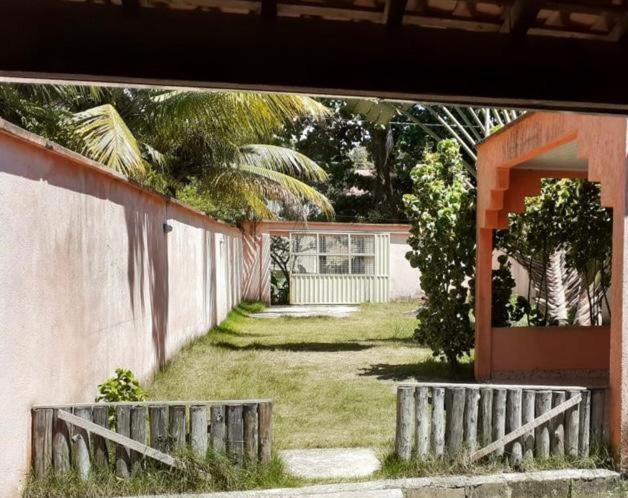 einen Hof mit einem Zaun und einem Haus in der Unterkunft Recanto da lua in Prado