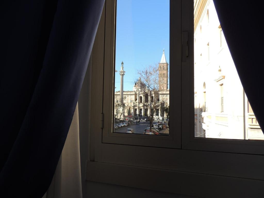 une fenêtre ouverte avec vue sur la ville dans l'établissement Madonna della Neve, à Rome