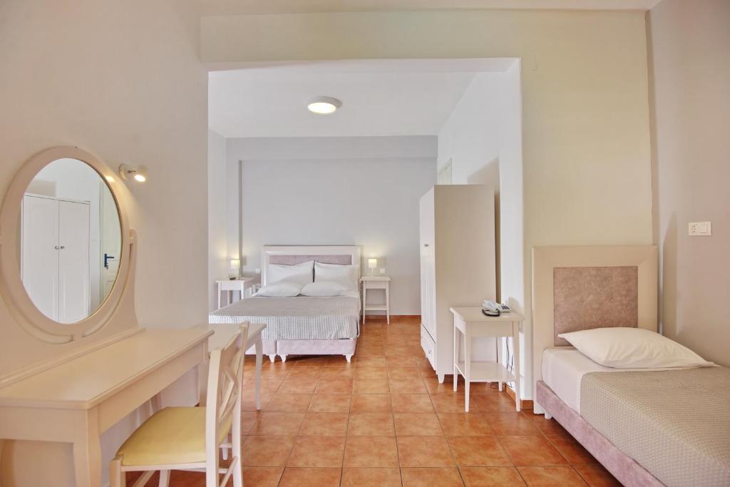 Postel nebo postele na pokoji v ubytování Kavos Hotel