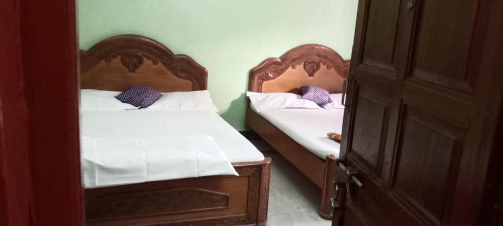Postel nebo postele na pokoji v ubytování Hotel Raghunath Residency Niwas