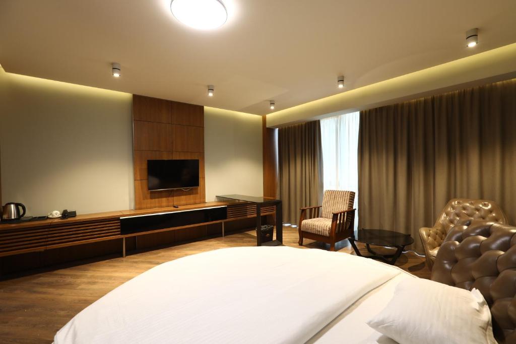 TV a/nebo společenská místnost v ubytování Golden Palace Hotel