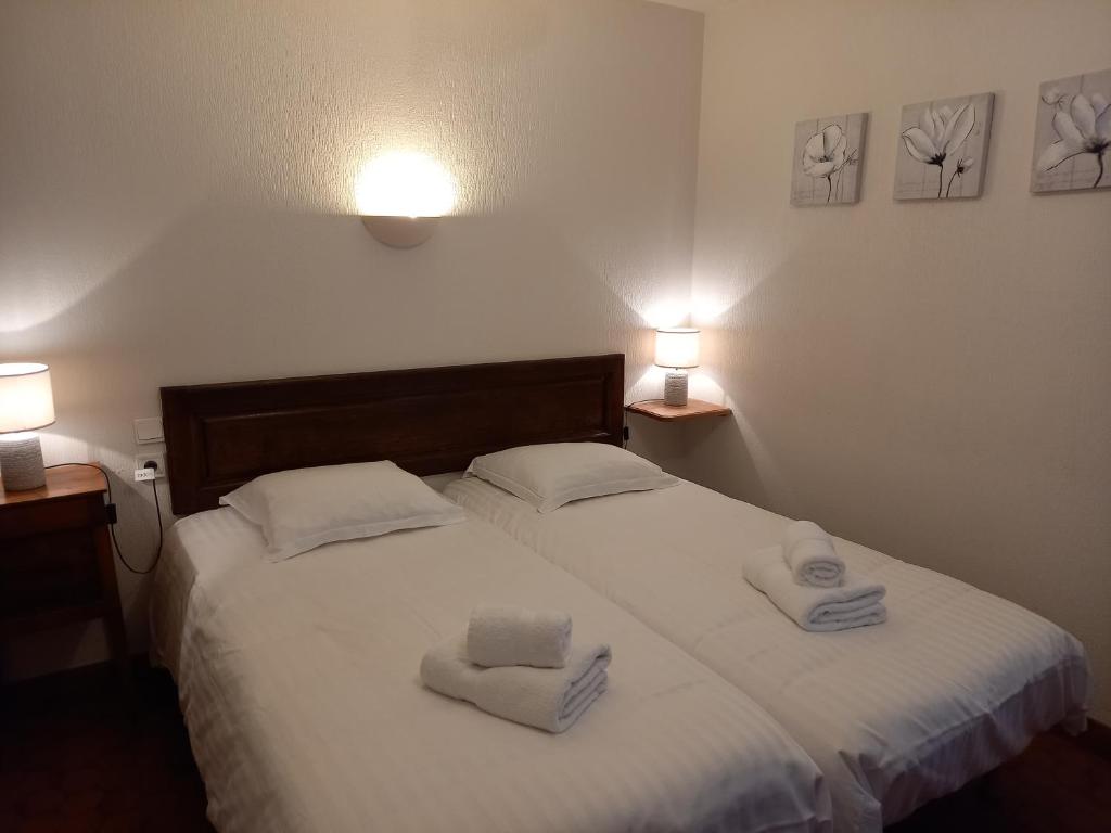 Postel nebo postele na pokoji v ubytování Hotel de la Halle
