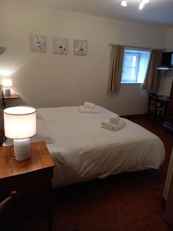Postel nebo postele na pokoji v ubytování Hotel de la Halle