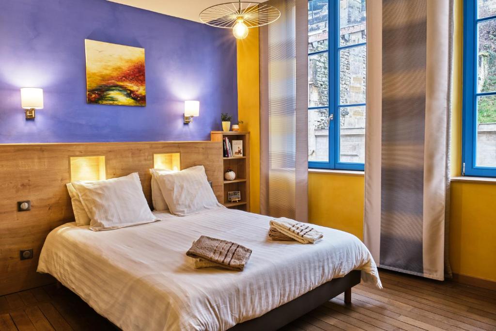 - une chambre avec un lit et 2 serviettes dans l'établissement L'Hôte de la Couronne, à Bar-le-Duc