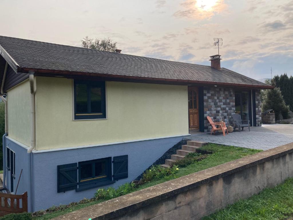 Cette petite maison blanche dispose d'une terrasse couverte. dans l'établissement AU PETIT BONHEUR 