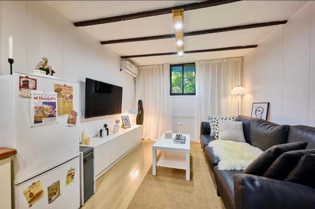 uma sala de estar com um sofá e uma televisão em Shanghai Hills&Well-time Scandi Loft em Xangai
