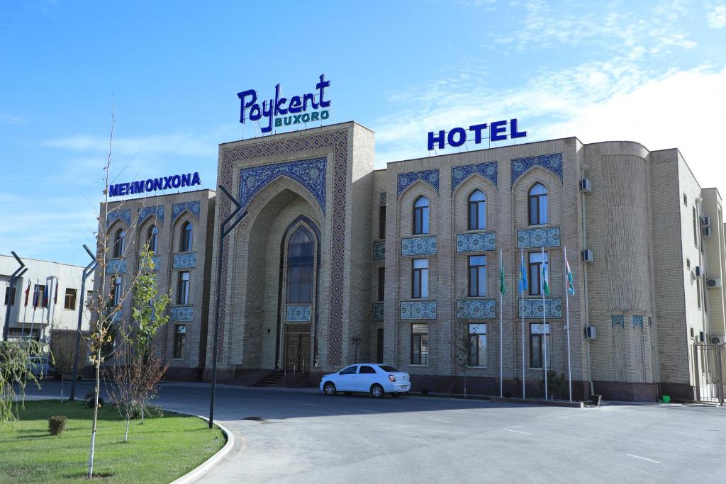 un hotel con un coche aparcado delante de él en Poykent Naqshband, en Bukhara